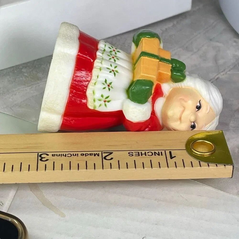 Vintage Hallmark Santa & Mrs. Clause salt n pepper shakers.